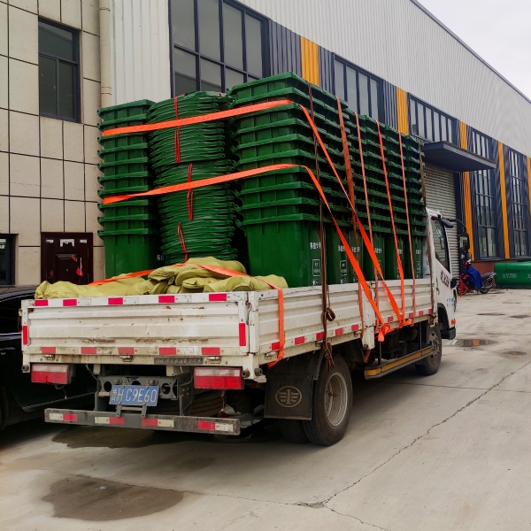 分類垃圾桶裝車完畢準備發往喀什